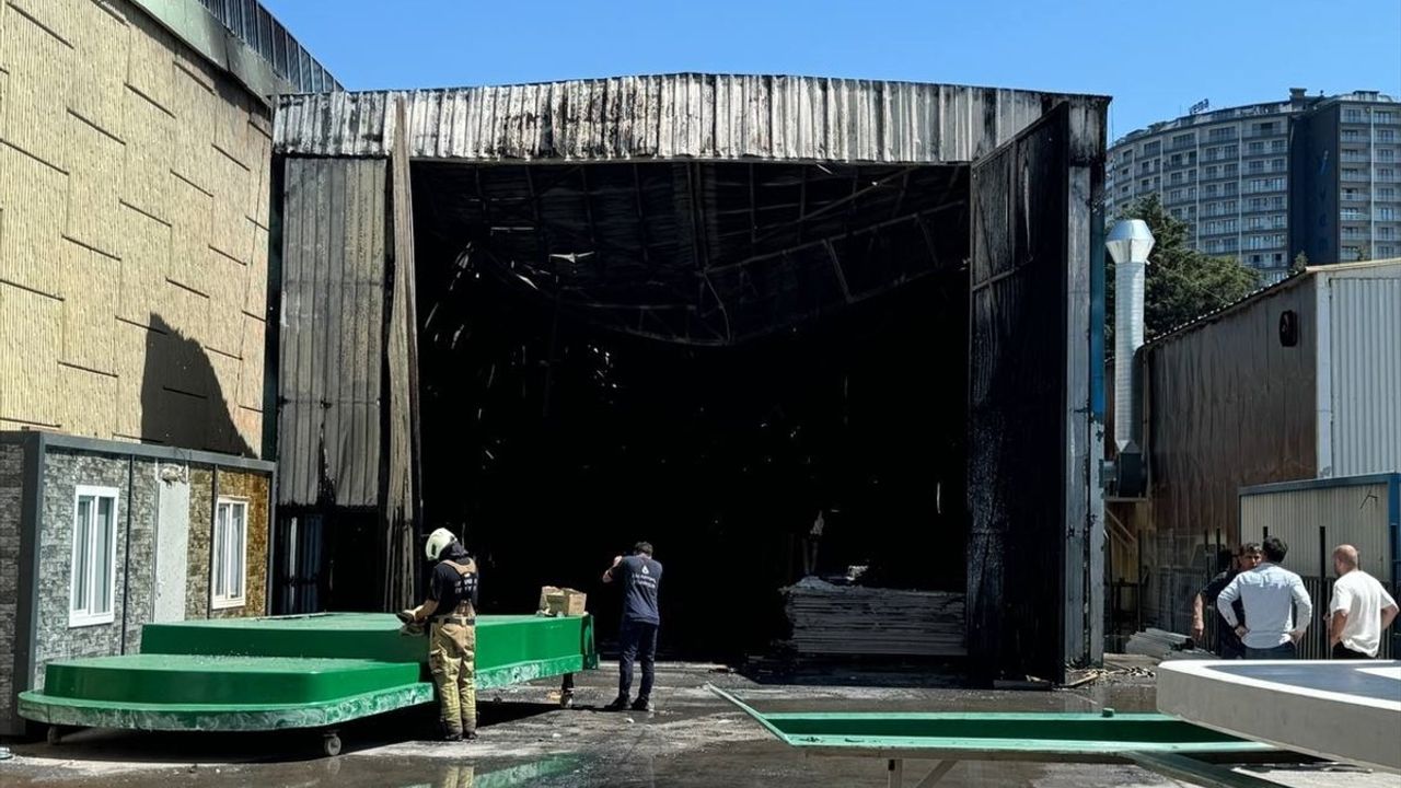 Tuzla'da Yat İmalathanesinde Yangın Kontrol Altına Alındı