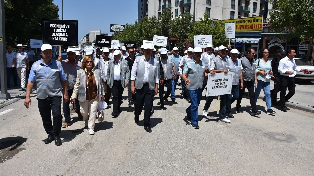 Van'da Uçak Sefer Sayılarının Artırılması İçin Protesto Düzenlendi