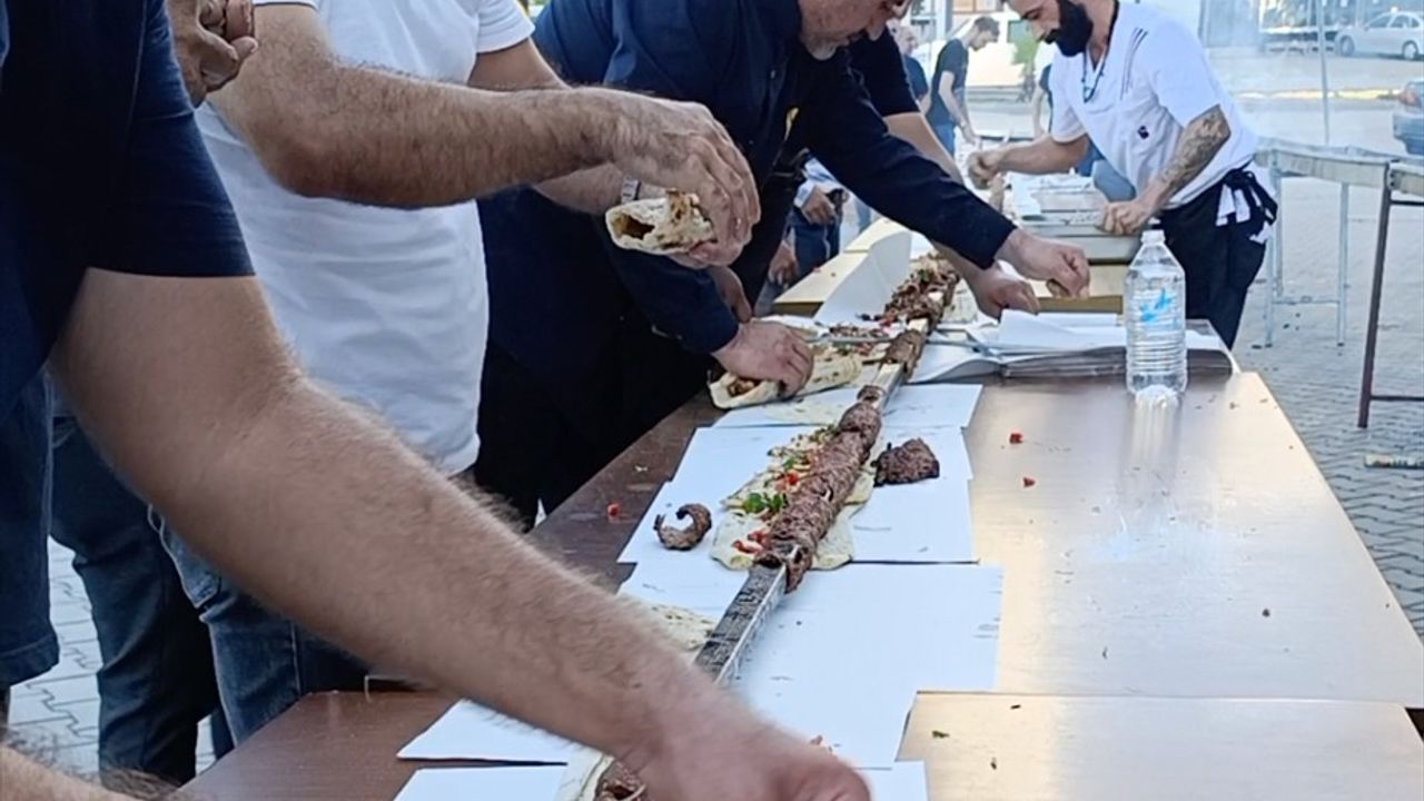 Adana'da Kurallara Uyan Sürücülere Kebap İkramı