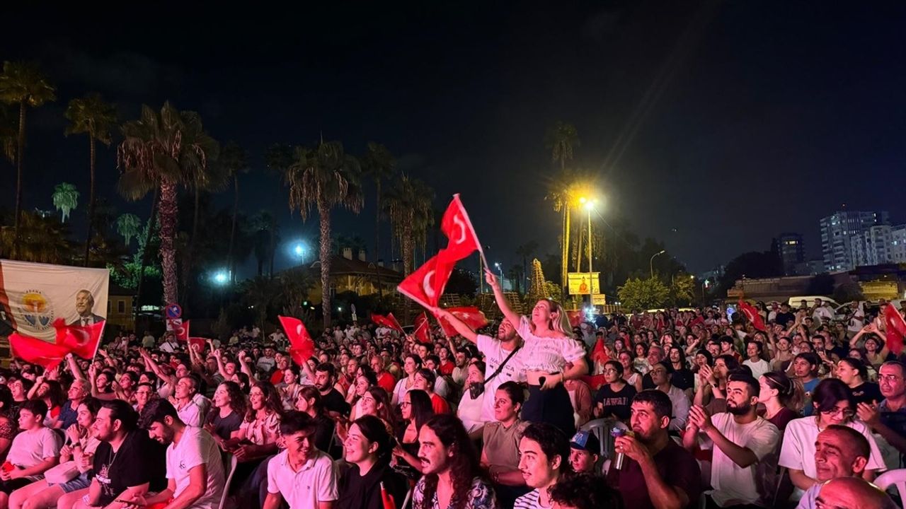 Adana'da Yarı Final Voleybol Maçı Coşkuyla İzlendi