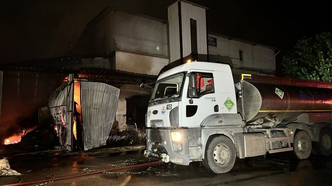 Adana'daki Mobilyacılar Sitesi'nde Yangın: 6 İş Yeri Kül Oldu