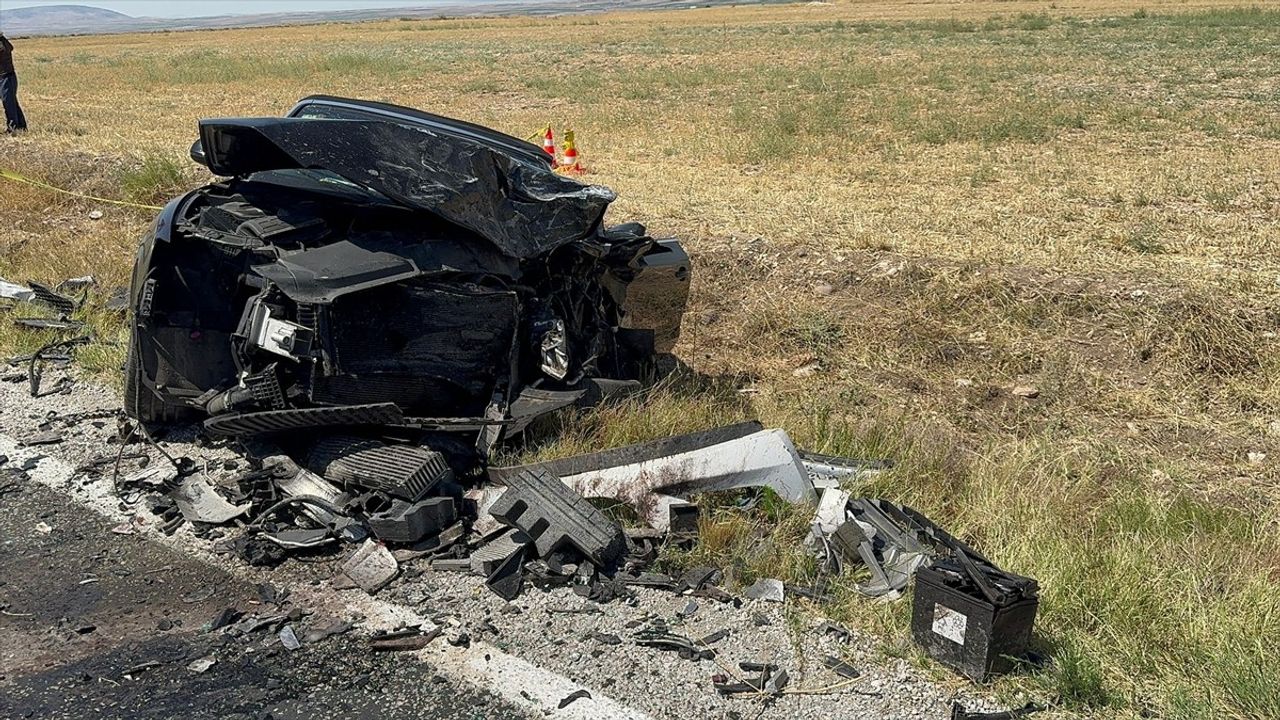 Afyonkarahisar'da Feci Trafik Kazası: 1 Ölü, 4 Yaralı