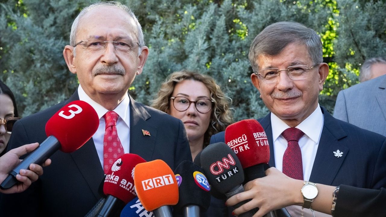 Ahmet Davutoğlu, Kemal Kılıçdaroğlu'nu Ziyaret Etti