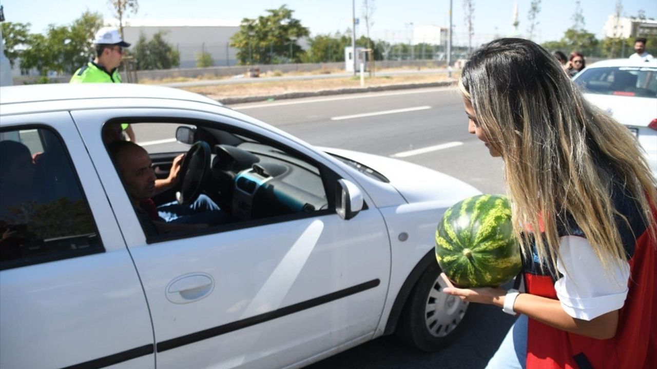 Aksaray Belediyesi'nden Karpuz İkramı