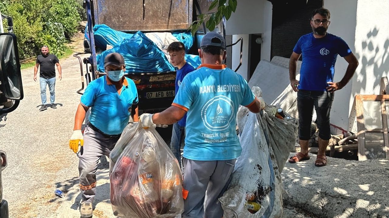 Alanya'da Bir Evde 4 Kamyon Çöp Ortaya Çıktı