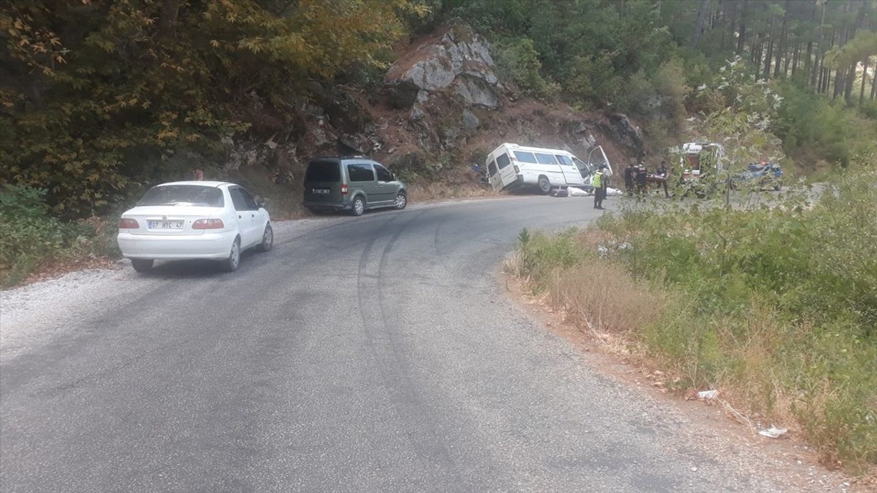 Alanya'da Minibüs Devrildi; 6 Yaralı