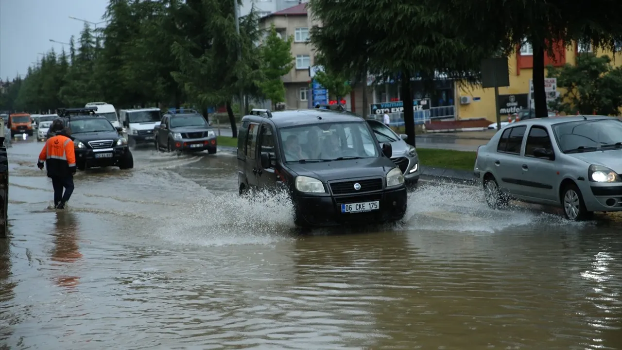 Altınordu'da Şiddetli Yağışlar Su Baskınlarına Yol Açtı