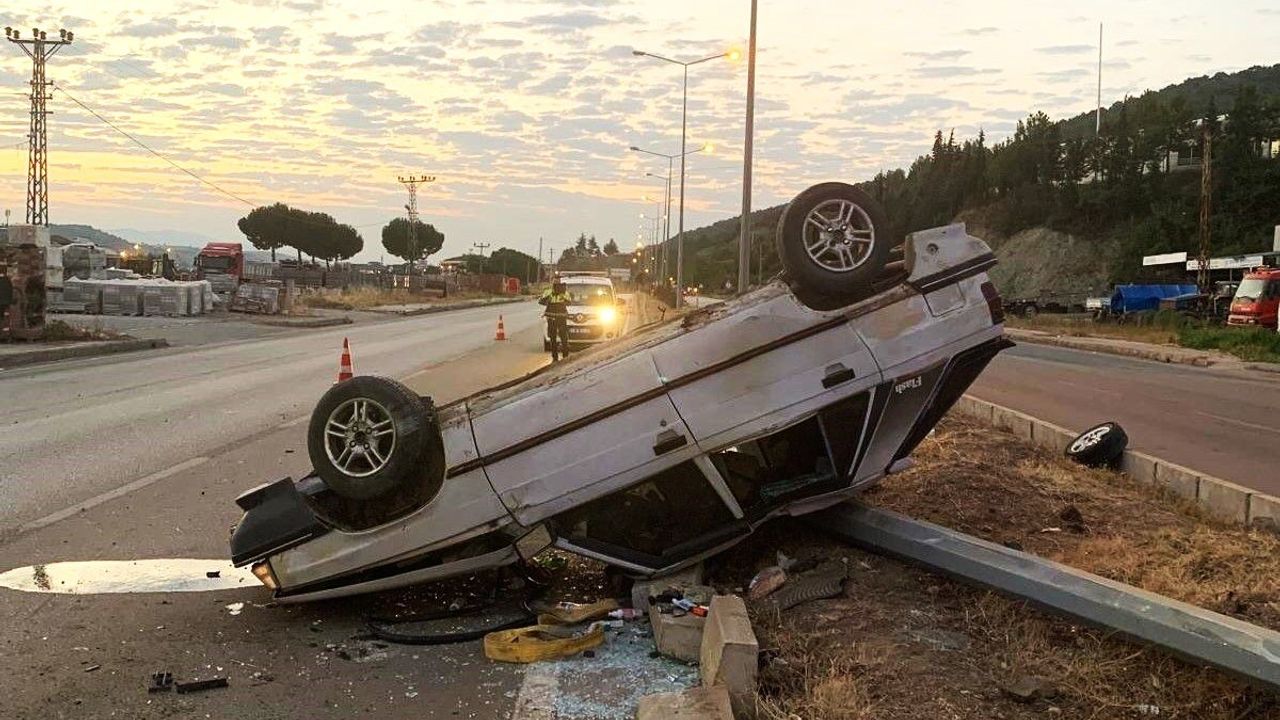 Amasya'da Aydınlatma Direğine Çarpan Araçta 4 Yaralı