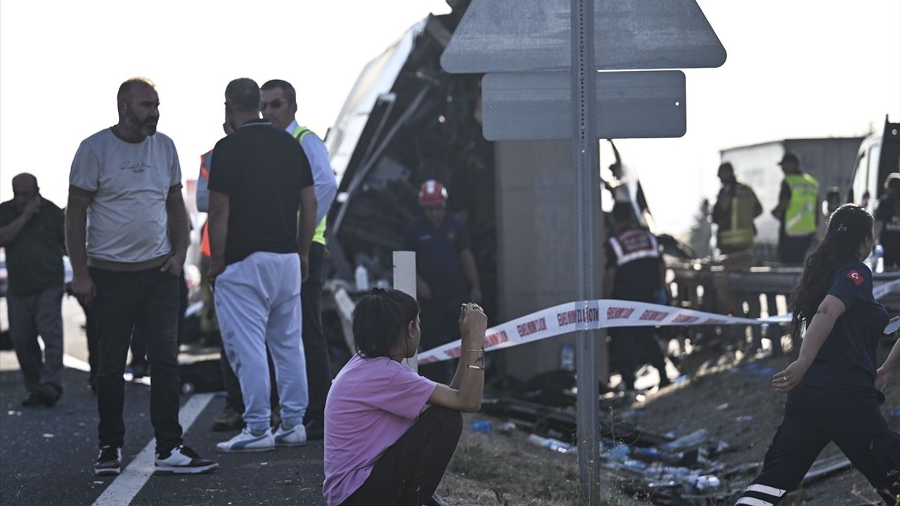 Ankara'da Yolcu Otobüsü Kaza Yaptı: 9 Ölü, 26 Yaralı