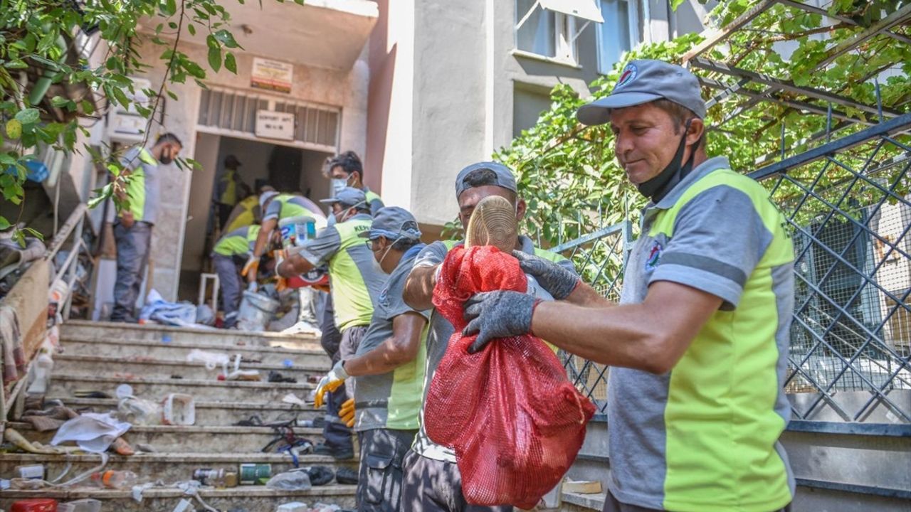 Antalya'da 6 Kamyon Çöp Temizliği