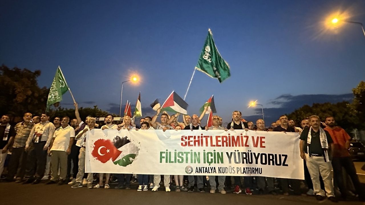 Antalya'da Filistin İçin Protesto Gösterisi