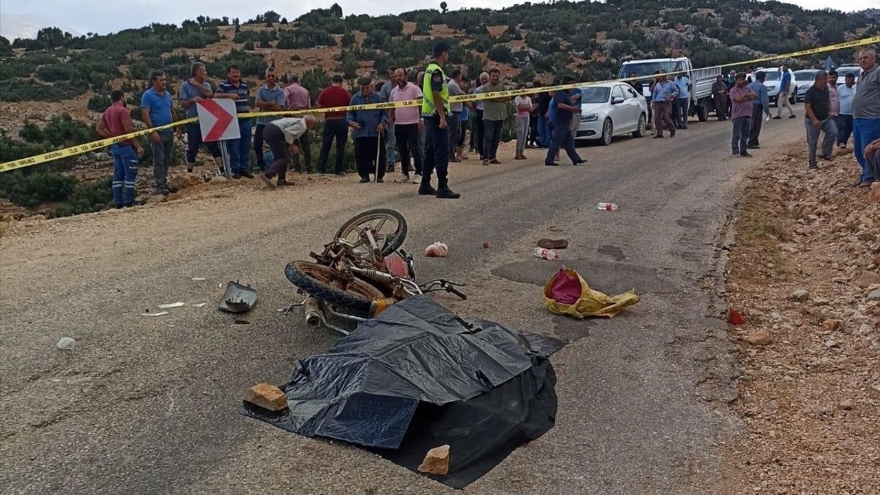 Antalya'da Motosiklet-Kamyonet Çarpışması: 1 Ölü