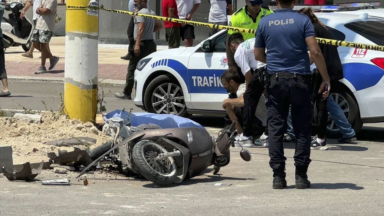 Antalya'da Otomobil-Motosiklet Kazası: 1 Ölü, 1 Yaralı