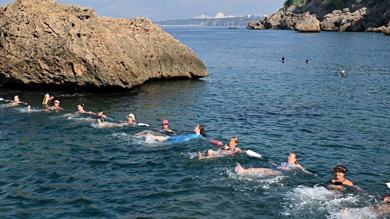 Antalya'da Su Cimnastiği Eğlencesi Artıyor