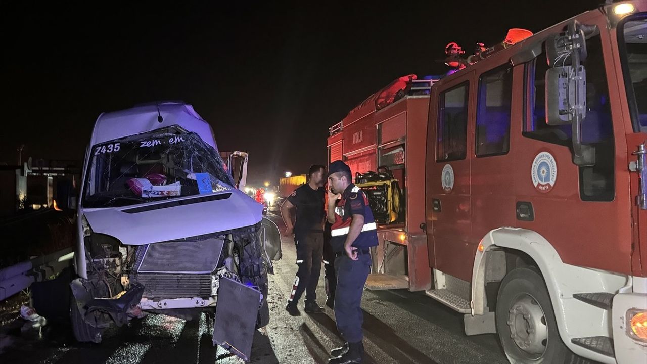 Antalya'da Tır ile Minibüs Çarpıştı, Sürücü Yaralı