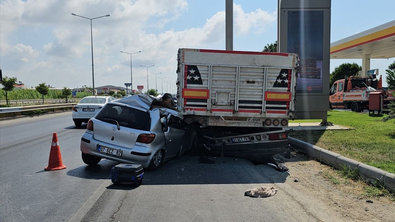 Antalya'da Tır ile Otomobil Çarpıştı: 1 Ölü, 1 Yaralı