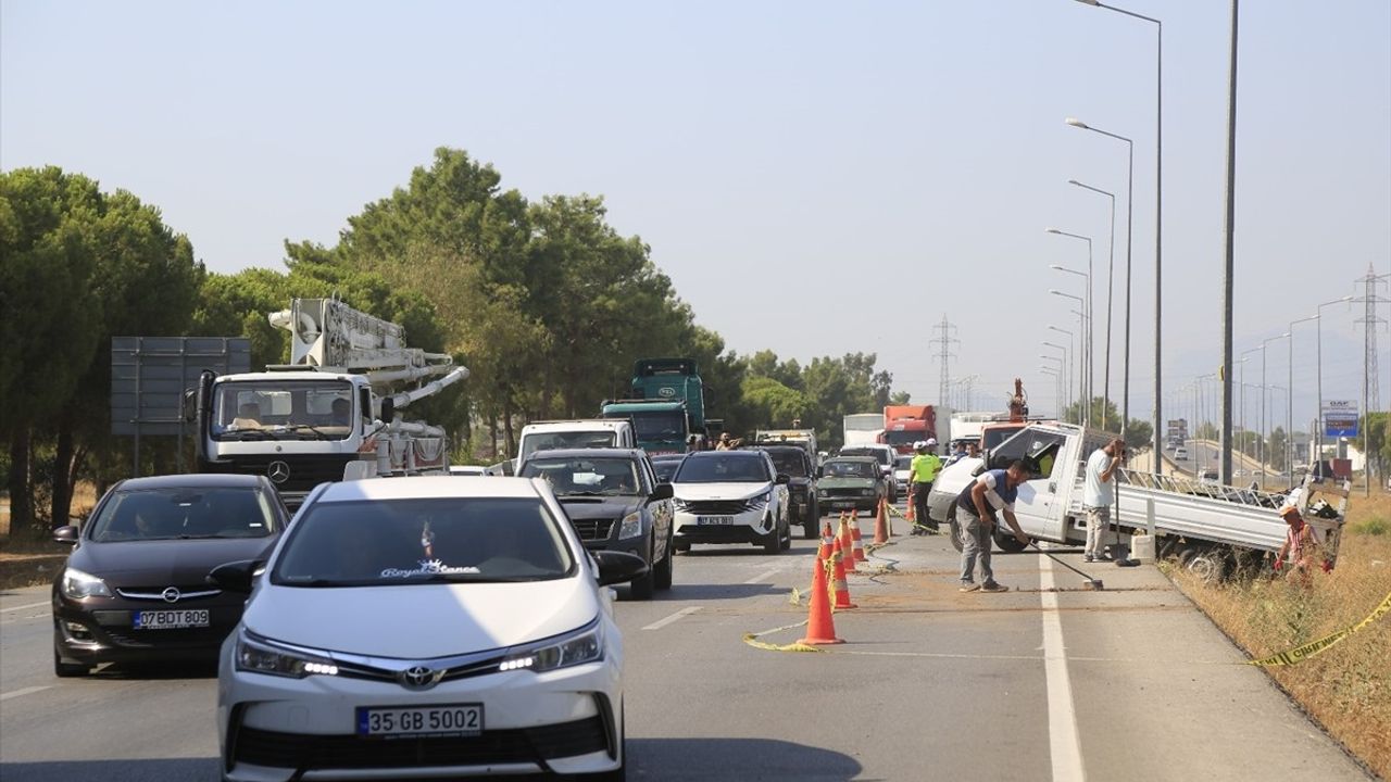 Antalya'da Trafik Kazası: Kamyonete Çarpan Otomobilin Sürücüsü Hayatını Kaybetti