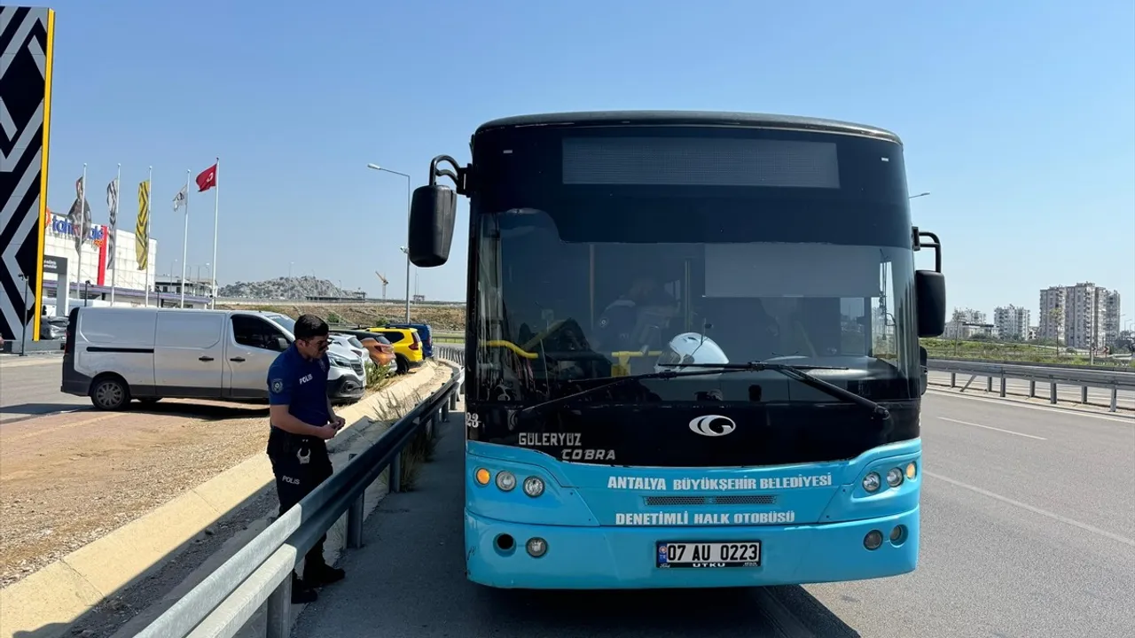 Antalya'da Yolcu, Halk Otobüsünün Anahtarını Çalıp Kaçtı