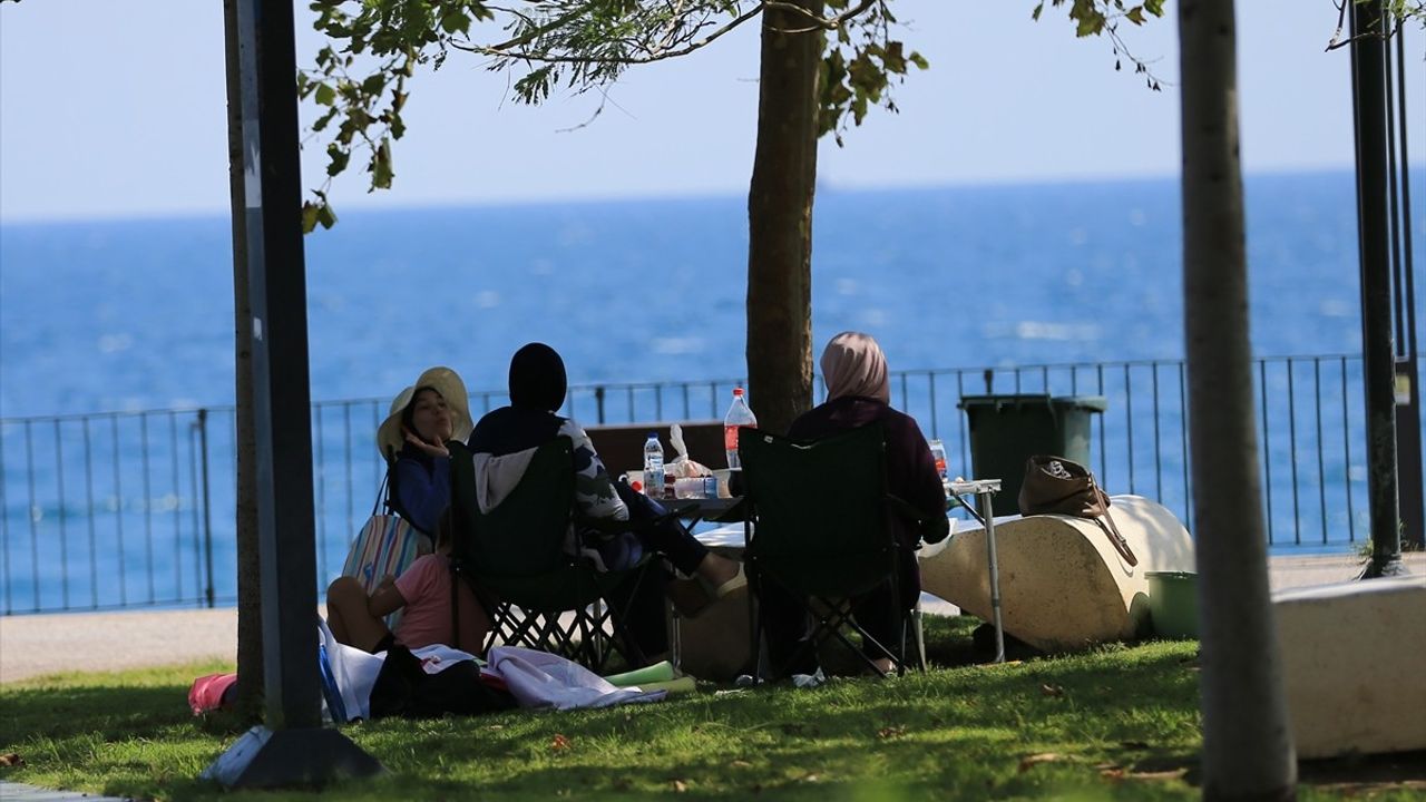 Antalya Sahillerinde Sıcak Hava Etkisi