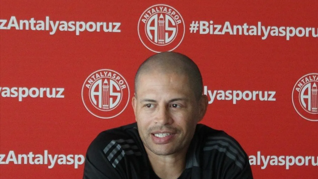 Antalyaspor Teknik Direktörü Alex de Souza Yeni Oyuncular İstiyor