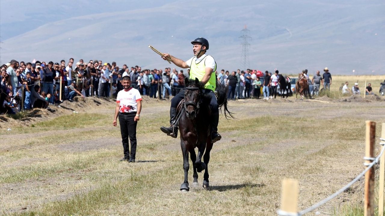 Ardahan'da Rahvan At Yarışları Yağmura Takıldı