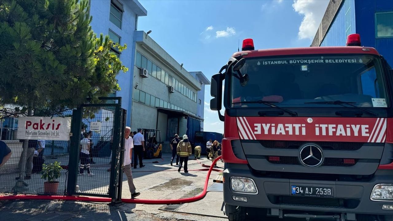 Arnavutköy'de Fabrika Yangını Kontrol Altına Alındı