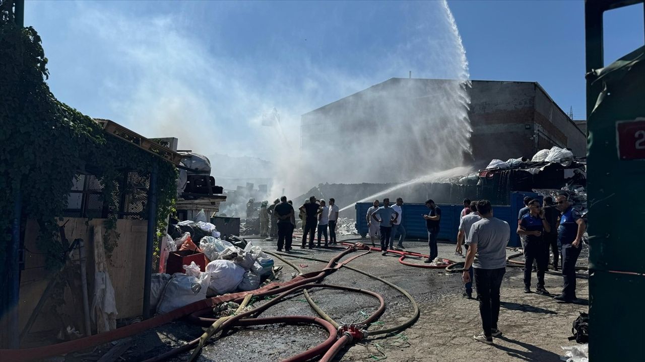 Avcılar'daki Hurda Deposunda Yangın Kontrol Altına Alındı