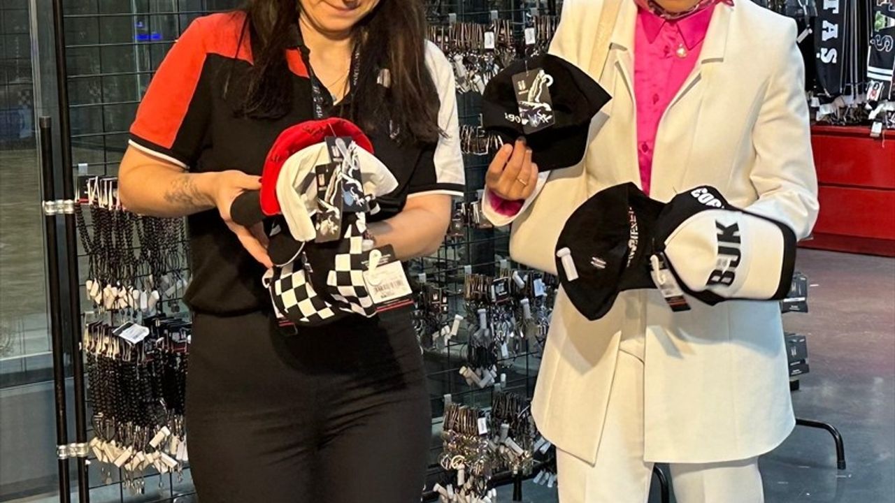 Bakan Göktaş, Beşiktaş'ın Kartal Yuvası Mağazasını Ziyaret Etti