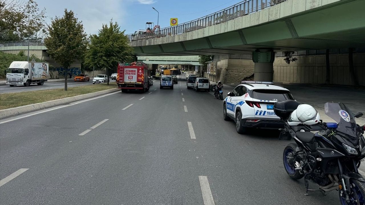 Bakırköy'de Tır Devrildi, Yaralılar Var