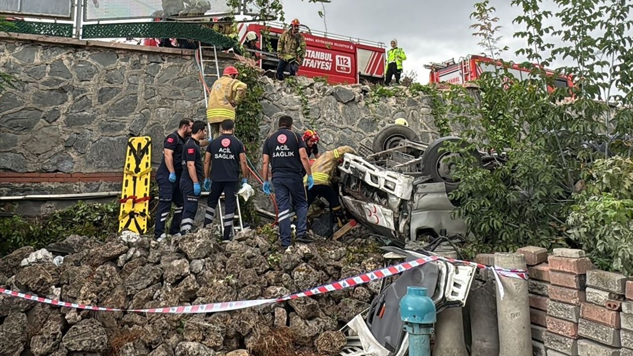 Başakşehir'de Kamyonet Bahçeye Düşerek Sürücüsü Sıkıştı