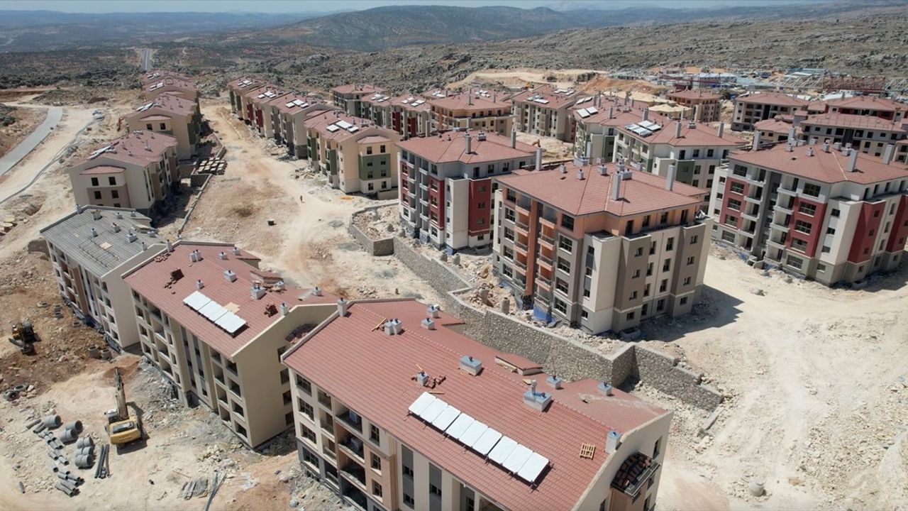 Besni'de Deprem Konutları İnşaatı Hızla Devam Ediyor