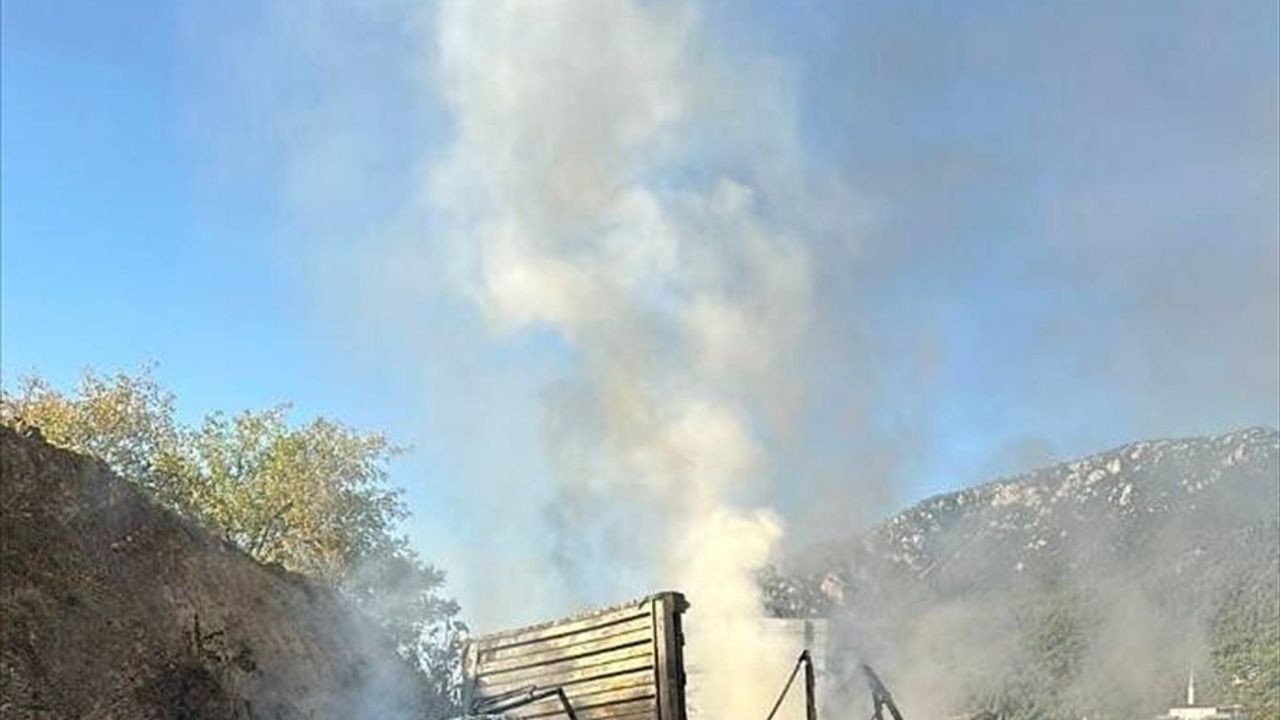 Bilecik'te Seyir Halindeki Tır Yangın Tarafından Kontrol Altına Alındı