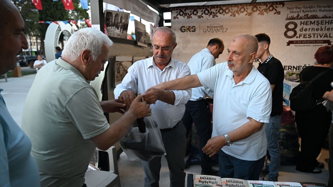 Birecik Derneği, Gaziantep Festivalinde Patlıcan İkram Etti