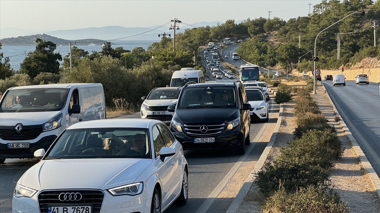 Bodrum'da Akşam Saatlerinde Yoğun Araç Sıkışıklığı