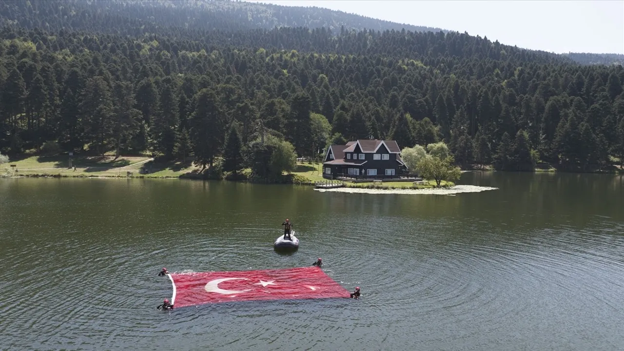 Bolu'da Zafer Bayramı Coşkusu Göl Üzerinde Türk Bayrağı ile Kutlandı