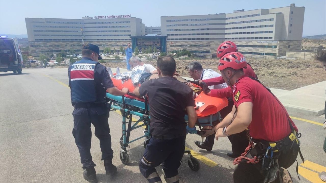 Bursa'da Off-Road Aracı Uçurumdan Düştü, İki Kişi Helikopterle Kurtarıldı