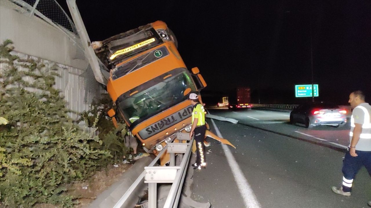 Bursa'da Tır Devrildi: Sürücü Yaralı