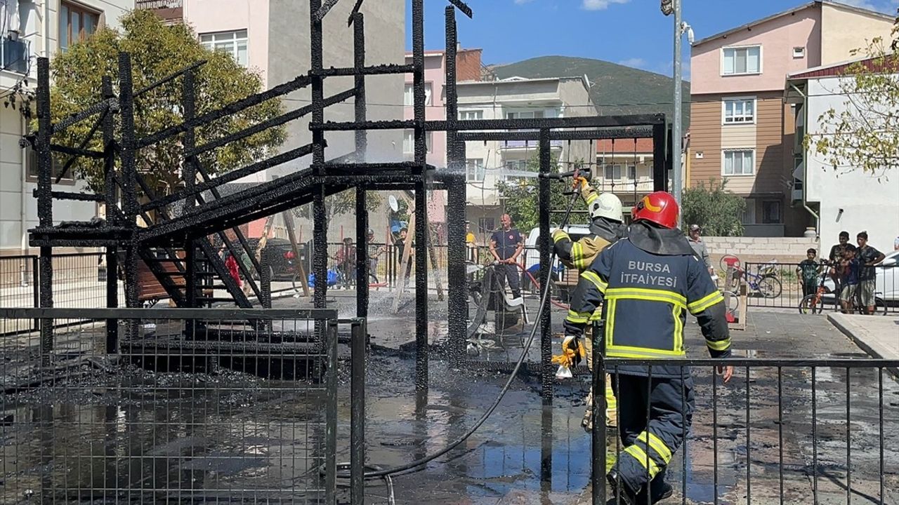 Bursa'daki Çocuk Parkında Yangın: Oyun Grupları Kül Oldu