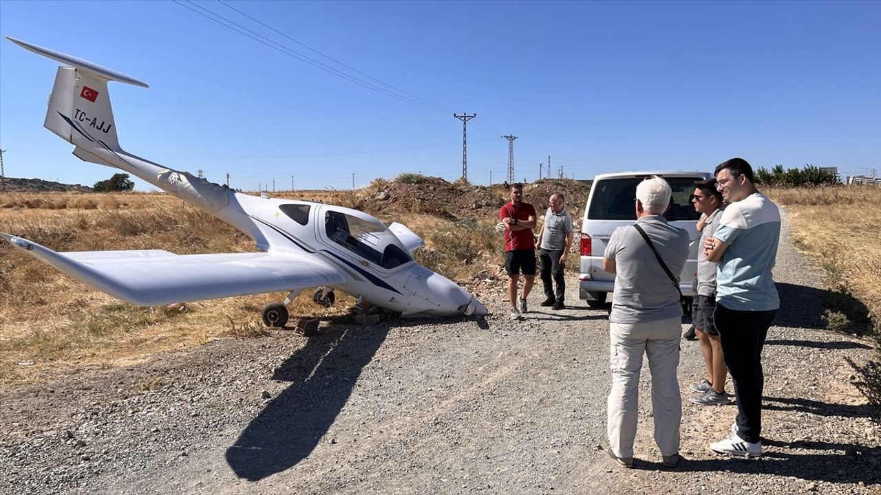 Çanakkale'de Eğitim Uçağı Tarlaya Acil İniş Yaptı