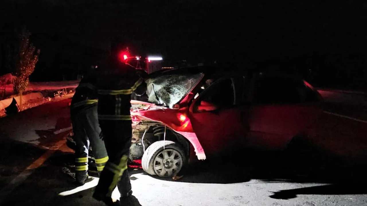 Çorum'da Traktörle Çarpışan Otomobilin Sürücüsü Yaralandı