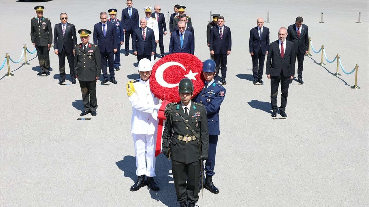 Cumhurbaşkanı Erdoğan ve YAŞ Üyeleri Anıtkabir'i Ziyaret Etti