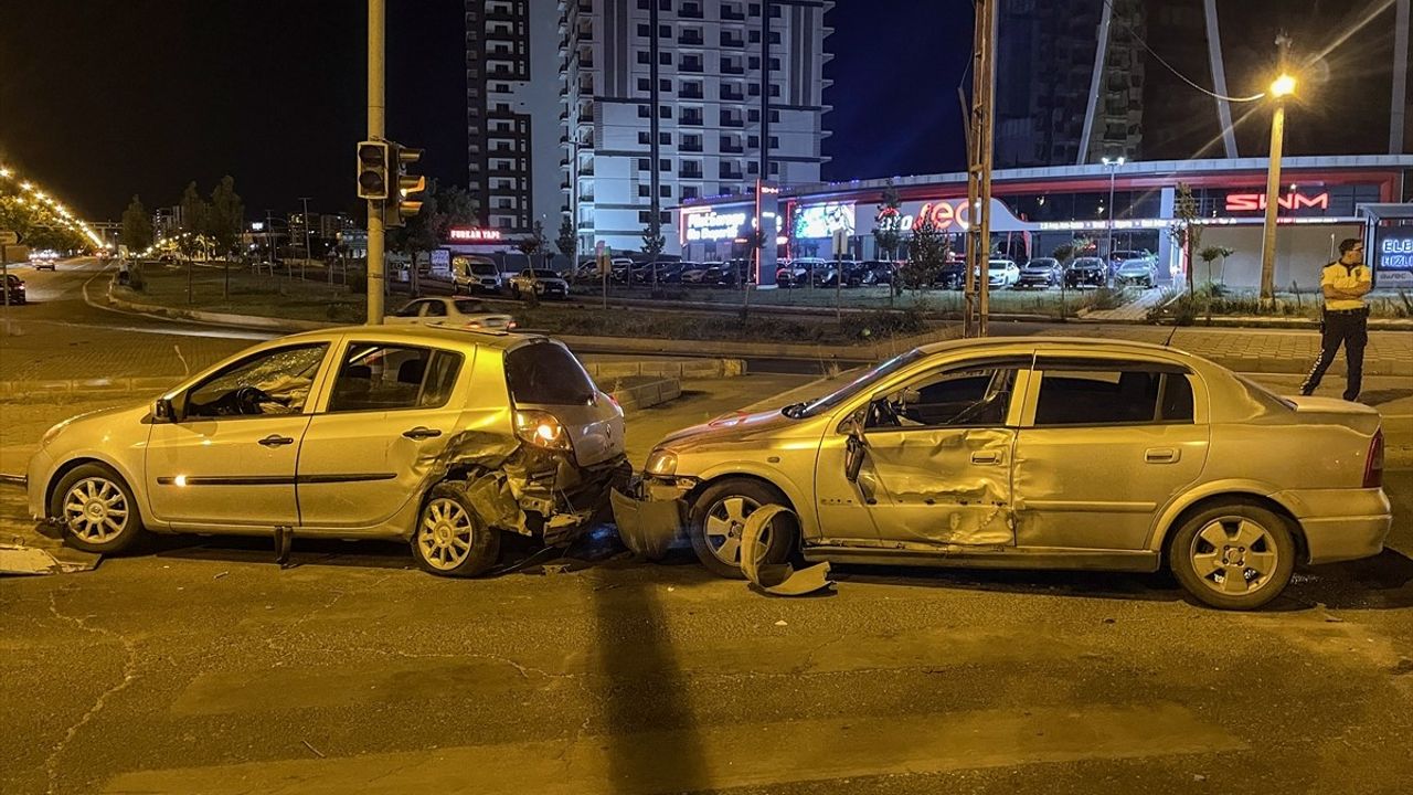 Diyarbakır'da Üç Otomobilin Karıştığı Trafik Kazası