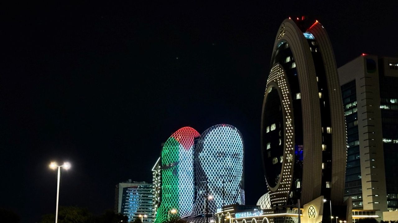 Doha'da Filistin Bayrağı ve İsmail Heniyye'nin Fotoğrafı Işıklandırıldı