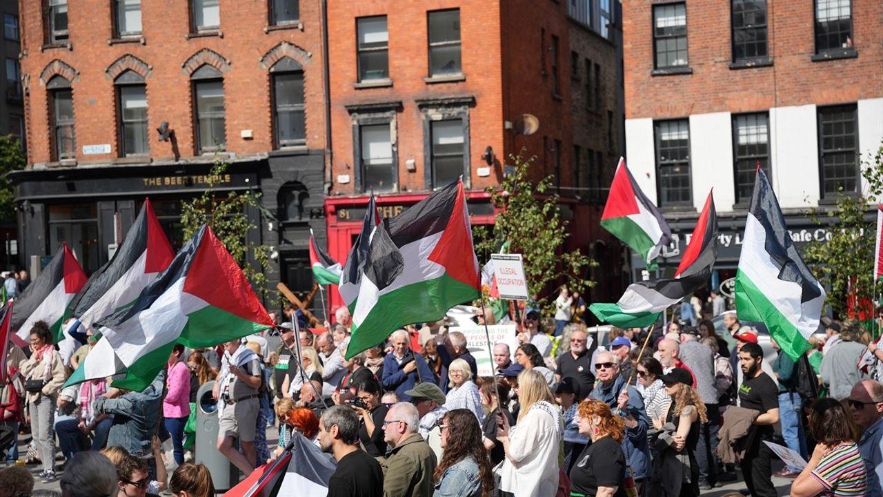 Dublin'de İsrail'e ABD Desteği Protesto Edildi