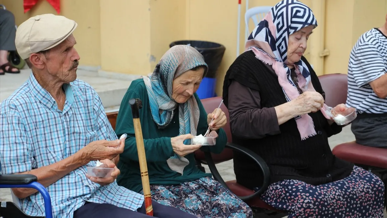 Düzce'de Huzurevi Sakinlerine Dondurma Şenliği Düzenlendi