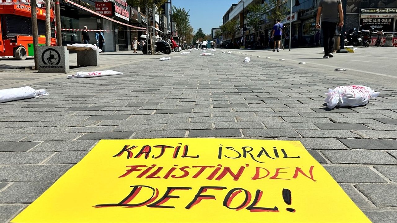 Düzce'de 'Kanlı Kefenli Bebek' Eylemiyle Saldırılar Protesto Edildi