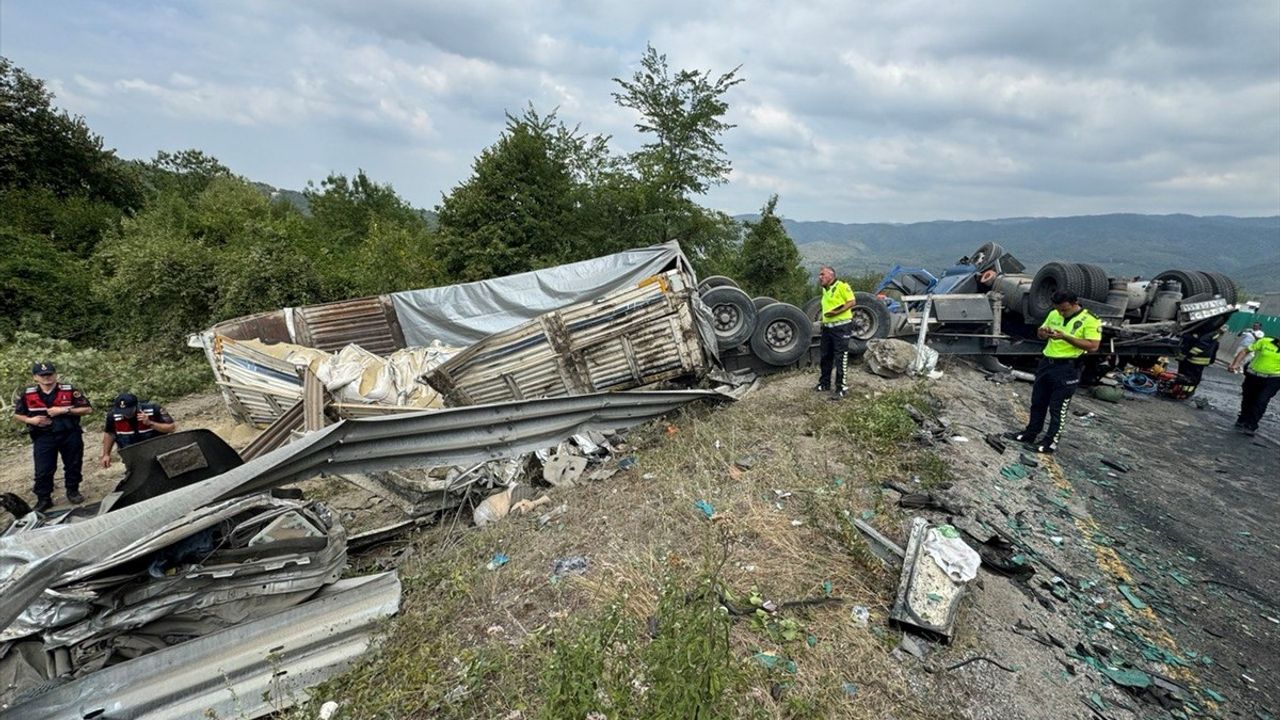 Düzce'de Tır ve Otomobil Çarpıştı: 2 Ölü, 2 Yaralı