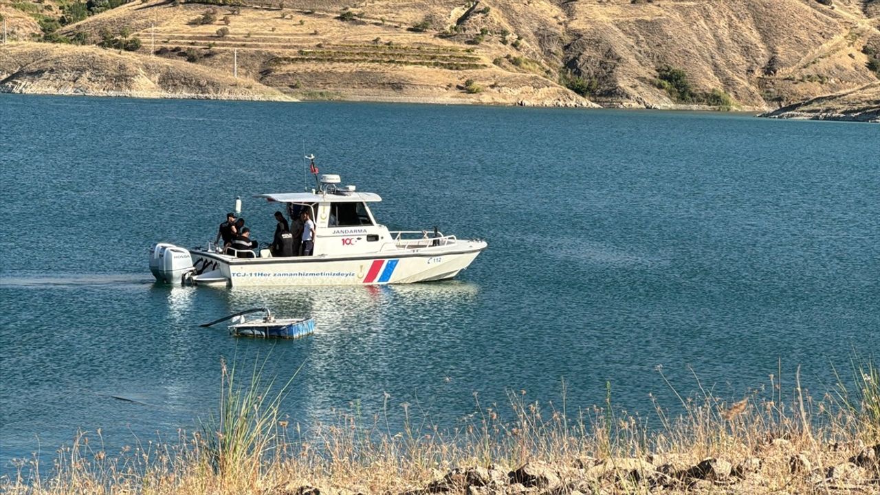 Elazığ'da Keban Barajı'nda Kaybolan Genç için Arama Çalışmaları Başladı