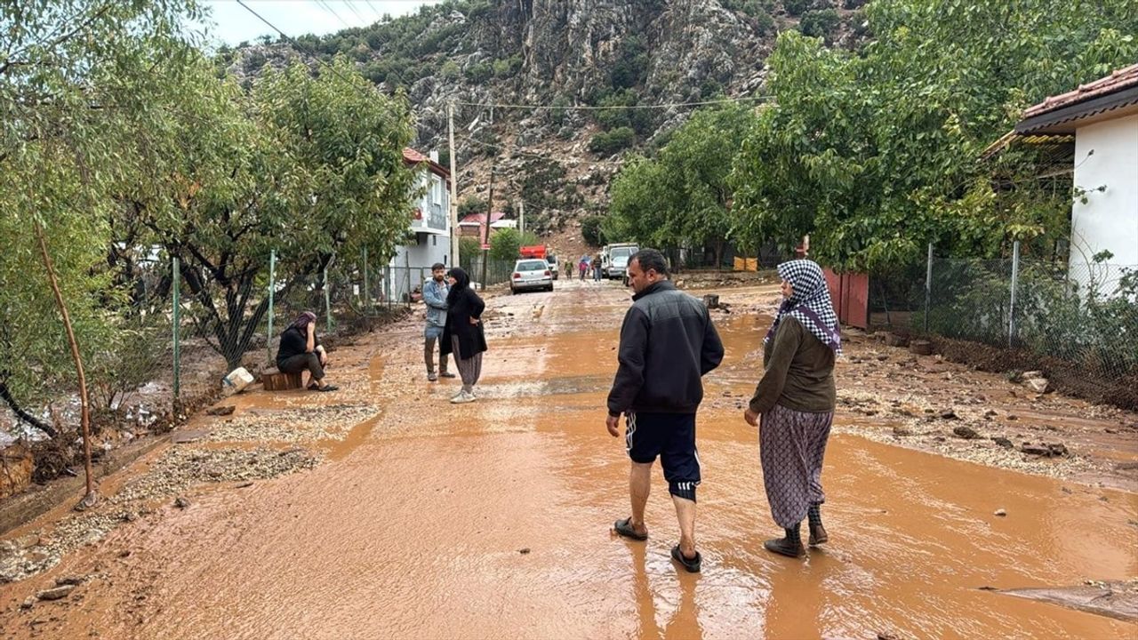 Elmalı'da Şiddetli Yağış Yaşamı Etkiledi