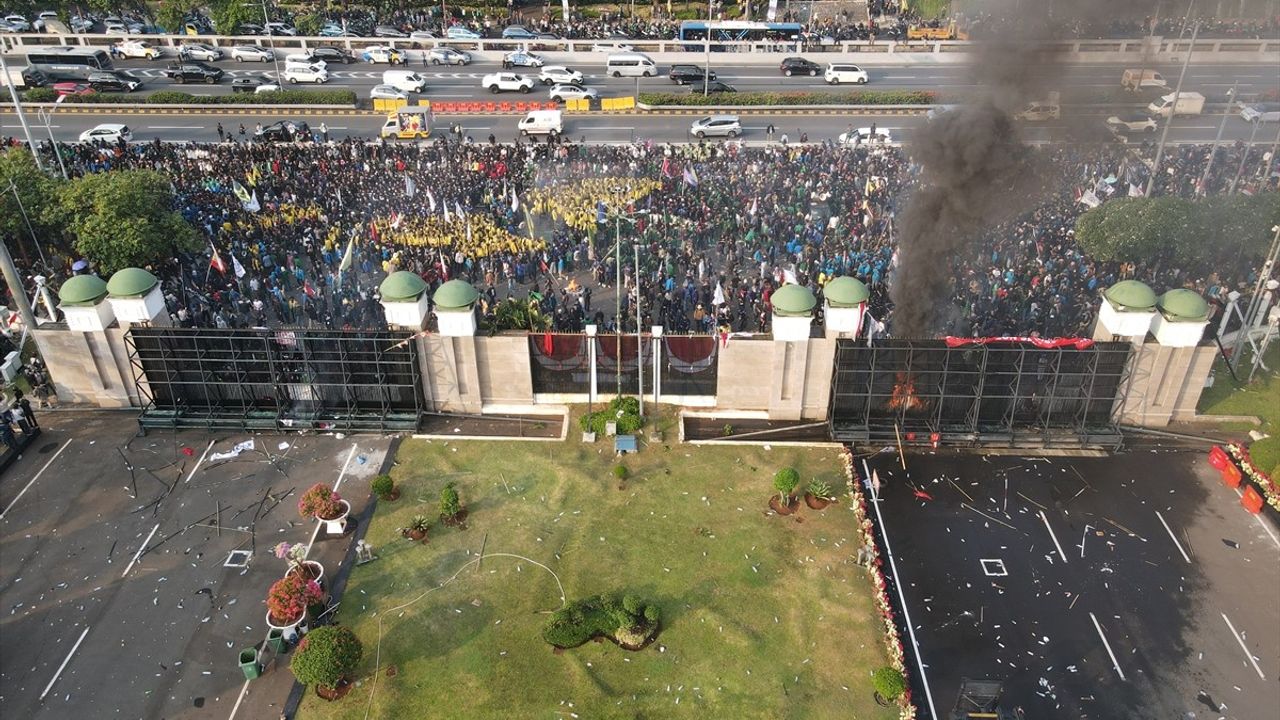 Endonezya'da Seçim Yasasına Yönelik Protestolar Büyüyor